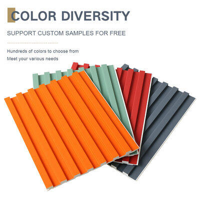 8.5mmの木製のプラスチック グリルWPCは壁パネルに防水ペンキ フルーティングを施さなかった